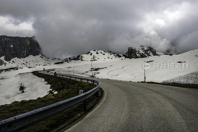 欧洲意大利Dolomites的Passo Giau的蛇形路